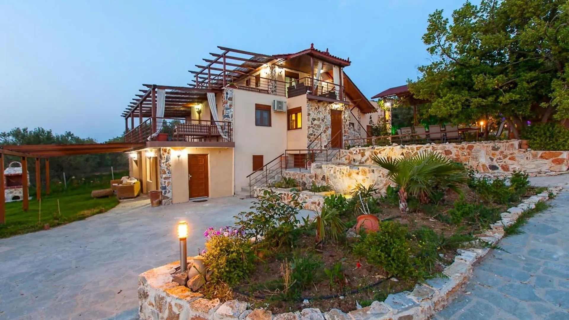 Villa Laskari Sea View 尼亚·蒙达尼亚